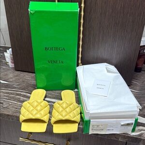 BOTTEGA VENETA Lemon Quilted Leather Lido Flat Sandals Size 39 MINT Condition
